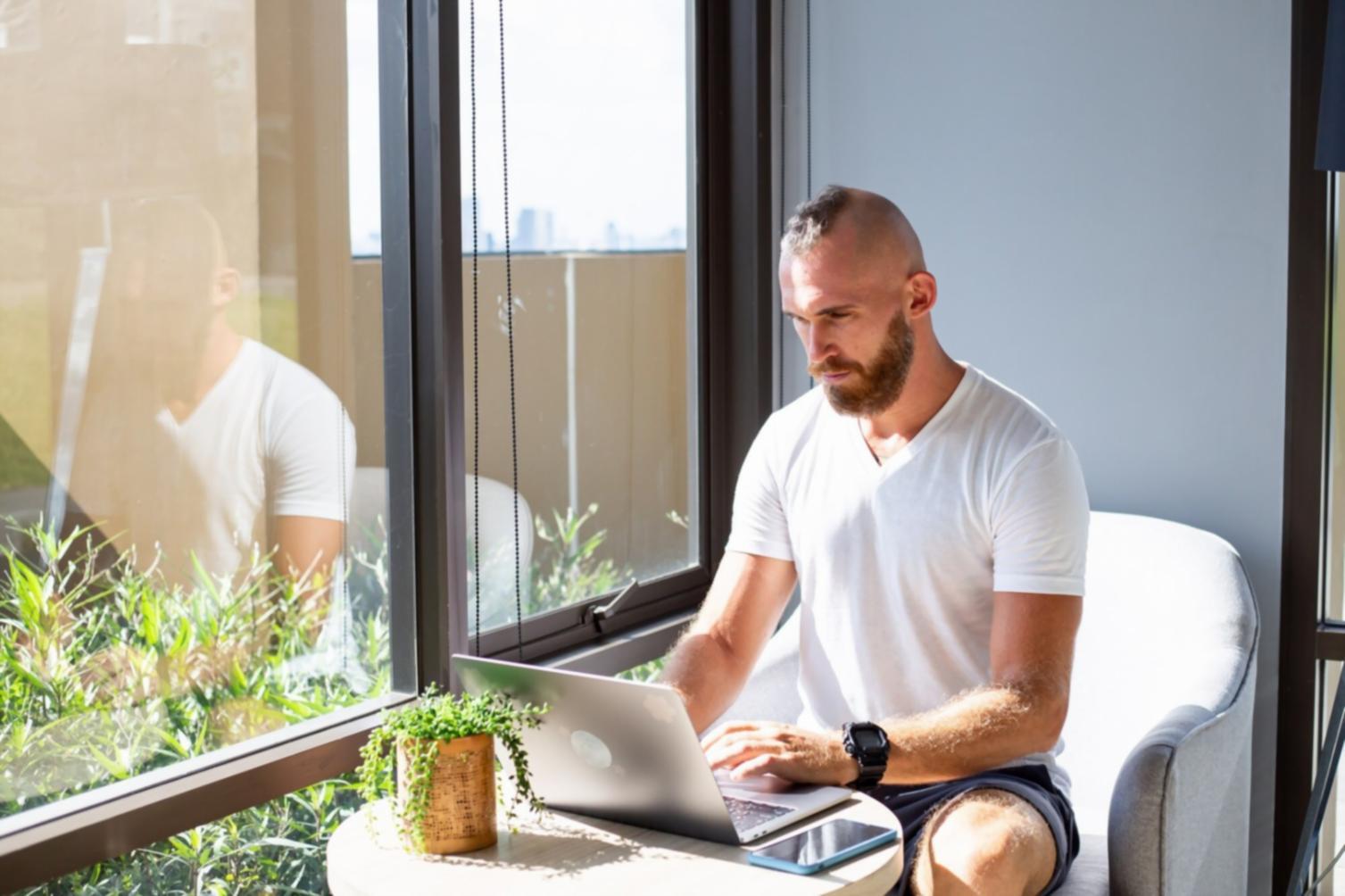 Moderne Büroumgebung mit Finanzcharts und Analysewerkzeugen